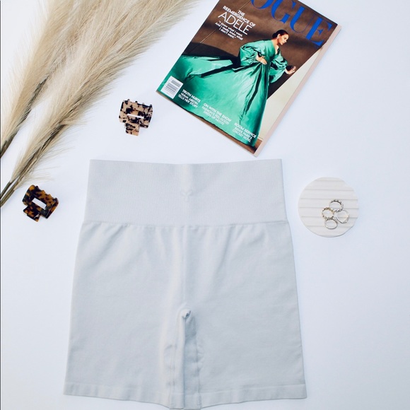 ARITZIA TnaBODY™ Atmosphere Ribbed 7" High-waisted Short - Picture 2 of 2